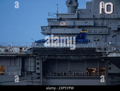 Portaerei USS Yorktown ancorata come museo nel porto di Charleston Foto Stock