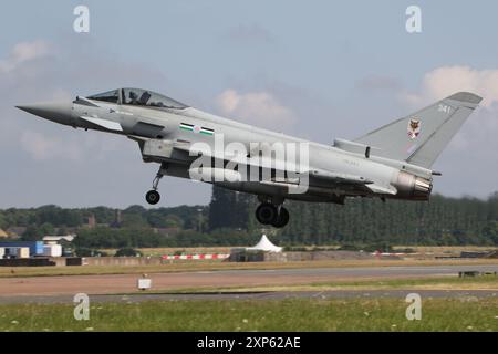 ZK341, un Eurofighter Typhoon FGR4 gestito dal 12 Squadron, una joint venture tra Royal Air Force e Qatar Emiri Air Force impiegata per addestrare e integrare gli equipaggi aerei e terrestri del Qatar per renderli operativi. L'aereo è visto qui all'arrivo al Royal International Air Tattoo 2024 (RIAT 24), tenuto presso la RAF Fairford nel Gloucestershire, Inghilterra. Foto Stock