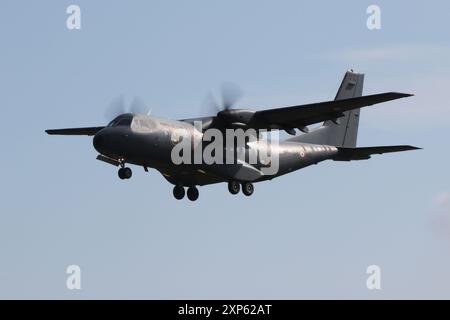 196 (64-HD), una CASA CN-235 gestita dalla French Air and Space Force (Armée de l'air et de l'espace), arrivando alla RAF Fairford nel Gloucestershire, Inghilterra durante la costruzione del Royal International Air Tattoo 2024 (RIAT24). Foto Stock