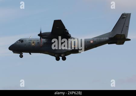 196 (64-HD), una CASA CN-235 gestita dalla French Air and Space Force (Armée de l'air et de l'espace), arrivando alla RAF Fairford nel Gloucestershire, Inghilterra durante la costruzione del Royal International Air Tattoo 2024 (RIAT24). Foto Stock