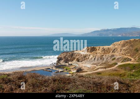 Vista su Steiner Street, nel quartiere Pacific Heights di San Francisco. Sulla sinistra si trova la Cappella di San Pietro de Paoli, con l'acqua blu del Foto Stock