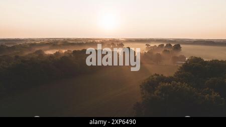 Misty Sunrise sopra una fattoria nel Midwest americano rurale Foto Stock