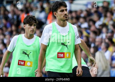 Leeds, Regno Unito. 3 agosto 2024. Elland Road, Leeds, Inghilterra, 4 agosto 2024: Martín Tejon (32 Valencia) e Andre Almeida (10 Valencia) si riscaldano durante un'amichevole pre-stagione tra il Leeds United e il Valencia CF all'Elland Road Stadium di Leeds, Inghilterra, il 4 agosto 2024. (Sean Chandler/SPP) credito: Foto SPP Sport Press. /Alamy Live News Foto Stock