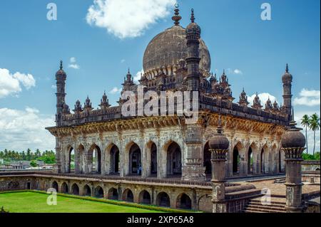 06 04 2008 Vintage Old Heritage Architecture Ibrahim Rauza, un mausoleo moghul che ha parzialmente ispirato il Taj Mahal. Bijapur, India Asia. Foto Stock