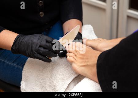 Lucidatura unghie. Sessione di pedicure al salone di bellezza. Vista ravvicinata. Foto Stock