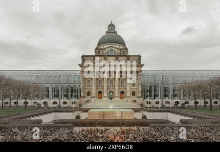 Monaco di Baviera, Germania - 21 dicembre 2023 - architettura l'esterno della Bayerische Staatskanzlei è un edificio governativo con Monumento davanti all'ingresso. Bavari Foto Stock