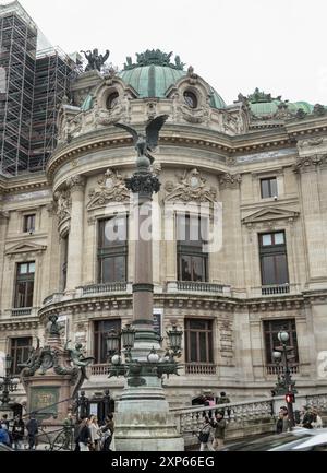 Francia, Parigi - 04 gennaio 2024 - Dettagli architettonici del Palais Garnier (Opera National de Paris). Place de l'Opéra (Opera Garnier) è famosa per il Neo-B. Foto Stock