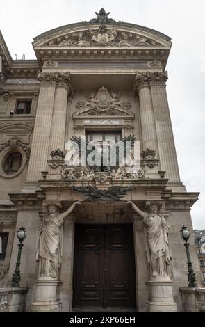 Francia, Parigi - 4 gennaio 2024 - ingresso al teatro dell'opera Palais Garnier con cariatidi. Dettagli architettonici del Palais Garnier (Opera National Foto Stock