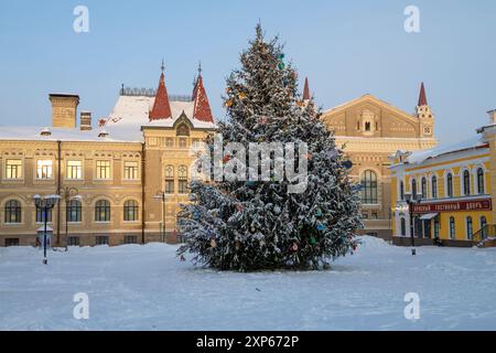 RYBINSK, RUSSIA - 01 GENNAIO 2024: L'albero di Capodanno sulla piazza della città in un giorno gelido di gennaio Foto Stock