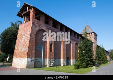 SMOLENSK, RUSSIA - 13 LUGLIO 2024: Frammento di un'antica cinta muraria difensiva in una soleggiata giornata di luglio Foto Stock