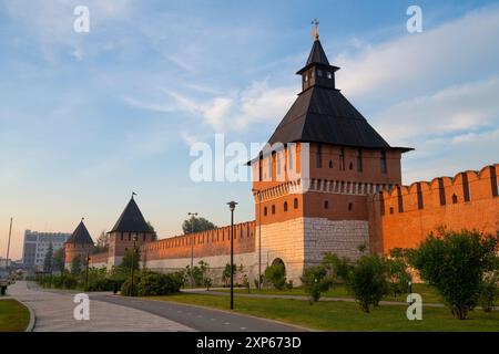 Torri dell'antico Cremlino di Tula in una soleggiata mattinata di luglio. Tula, Russia Foto Stock