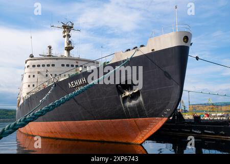 MURMANSK, RUSSIA - 28 LUGLIO 2024: Primo piano del rompighiaccio nucleare sovietico "Lenin" in una soleggiata giornata di luglio Foto Stock