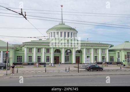 MURMANSK, RUSSIA - 28 LUGLIO 2024: Costruzione della stazione ferroviaria in un giorno di luglio Foto Stock