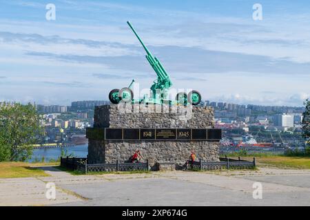 MURMANSK, RUSSIA - 29 LUGLIO 2024: Monumento ai soldati della difesa aerea - difensori del cielo artico Foto Stock