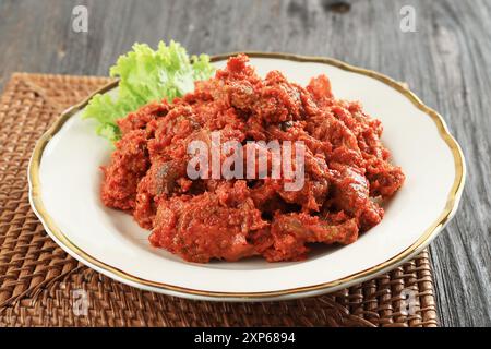 Sambal Goreng Daging Sapi Cirebon, manzo con salsa piccante di peperoncino piatto popolare di Cirebon, Indonesia Foto Stock