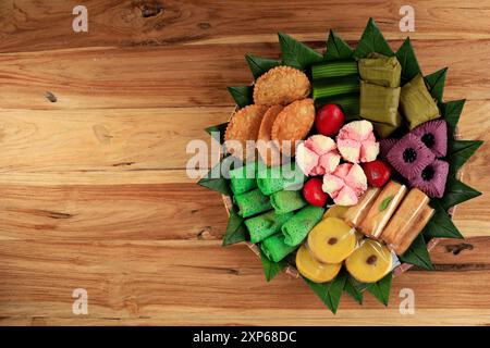 Jajan Pasar Kue tampah, cibo di strada indonesiano vario, vista dall'alto con spazio copia per testo Foto Stock