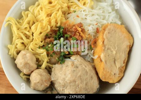 Primo piano Bakso Kuah, zuppa indonesiana di polpette con spaghetti gialli, Vermicelli e Tahu Baso Foto Stock