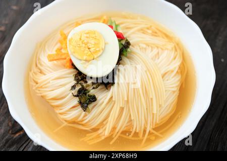 Primo piano: Tagliatelle di grano saraceno freddo coreano Foto Stock