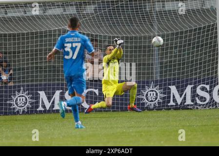 Alex Meret del Napoli durante la partita pre-stagione tra SSC Napoli e Girona FC allo Stadio Teofilo Patini il 3 agosto 2024 a Castel di Sangro. Foto Stock