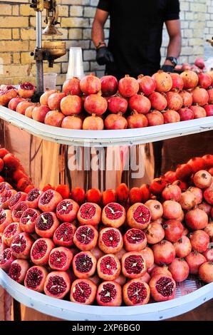 Melagrane al mercato del succo fresco spremuto - Street food. Foto Stock