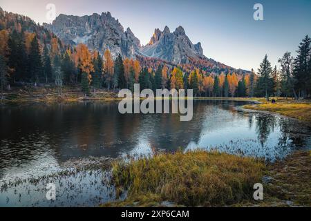 Magnifico scenario naturale autunnale con lago alpino e pittoresche scogliere nelle Dolomiti all'alba, lago di Antorno, Italia, Europa Foto Stock