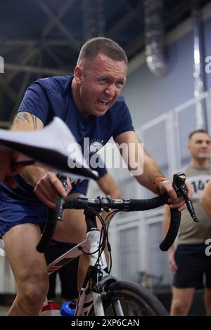 Un veterano ferito corre in bicicletta al concorso Invictus Games in Ucraina. Kiev - 13 dicembre 2023 Foto Stock