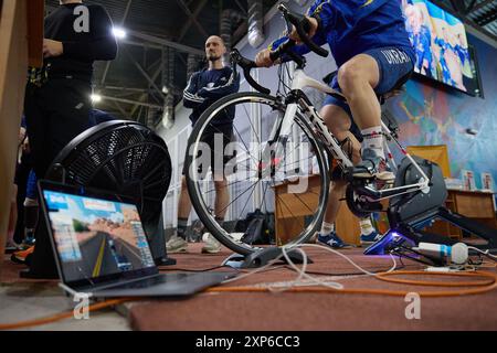 Guerriero ferito in bicicletta all'interno della competizione Air Force Trials. Kiev - 13 dicembre 2023 Foto Stock