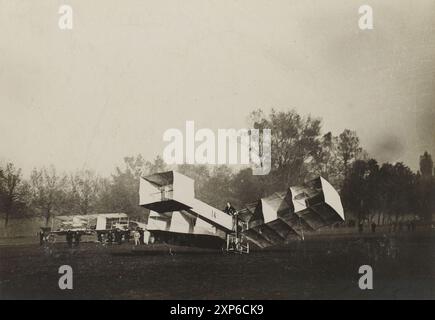 Il Santos-Dumont 14-bis nella sua configurazione finale (dopo l'aggiunta degli aleroni). Era un'era pioniera, biplano in stile canard progettato e costruito dal pioniere dell'aviazione brasiliano Alberto Santos-Dumont. Foto Stock