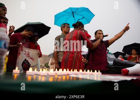 Washington DC, Stati Uniti. 3 agosto 2024. La comunità bengalese tiene una veglia a lume di candela il 3 agosto 2024 al National Mall, Washington DC, USA per sostenere il movimento anti-discriminatorio degli studenti in Bangladesh. Hanno condannato il governo per aver ucciso studenti innocenti e minorenni. Dalla vigilia, hanno anche chiesto di dimettersi dall'attuale primo ministro Sheikh Hasina, che è al potere dal 2009. All'inizio, il movimento studentesco iniziò a riformare il sistema di quote del paese per il governo. Credito: Aashish Kiphayet/Alamy Live News Credit: Aashish Kiphayet/Alamy Live News Foto Stock