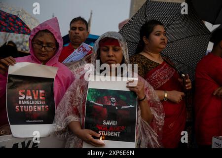 Washington DC, Stati Uniti. 3 agosto 2024. I partecipanti hanno tenuto dei cartelli con le parole "salvare gli studenti del Bangladesh" con altri testi mentre hanno partecipato alla veglia a lume di candela della comunità del Bangladesh il 3 agosto 2024, al National Mall, Washington DC, USA, per sostenere il movimento anti-discriminatorio degli studenti in Bangladesh. Durante la veglia, i partecipanti hanno condannato il governo per aver ucciso studenti innocenti e minorenni. Chiedono anche di dimettersi dall'attuale primo ministro Sheikh Hasina, che è al potere dal 2009. ( Crediti: Aashish Kiphayet/Alamy Live News crediti: Aashish Kiphayet/Alamy Live News crediti: Foto Stock