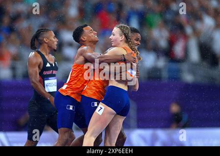 Eugene Omalla, Femke Bol, Lieke Klaver, Isaya Klein Ikkink dei Paesi Bassi festeggiano la vittoria della finale di staffetta mista 4x4 durante il giorno 8 dell'atletica leggera - Giochi Olimpici di Parigi 2024 allo Stade de France il 3 agosto 2024 a Parigi, Francia. Foto di Franck Castel/ABACAPRESS. COM credito: Abaca Press/Alamy Live News Foto Stock