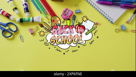 Immagine del testo di ritorno a scuola su elementi scolastici su sfondo giallo Foto Stock