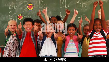 Immagine di icone che cadono su diversi scolari in classe a scuola Foto Stock