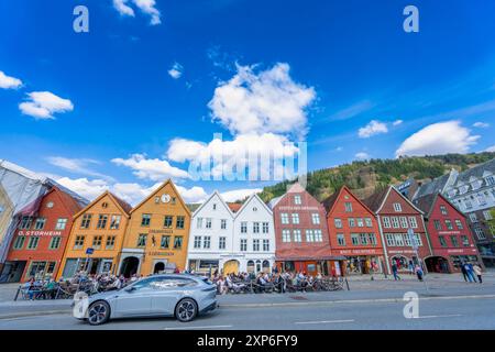 Bergen, Norvegia - 30 aprile 2024: Una vista dell'iconico molo di Bryggen, un sito patrimonio dell'umanità dell'UNESCO a Bergen. Le colorate case in legno sono molto popolari Foto Stock