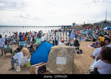 Southend, Regno Unito. 3 agosto 2024. A seguito degli attacchi della banda machete sulla spiaggia, la polizia dell'Essex ha emesso un ordine di dispersione a Southend questo fine settimana per reprimere la sicurezza. La polizia era di stanza alla stazione ferroviaria per interrogare e, se necessario, perquisire gli escursionisti che arrivavano da Londra. Hanno anche fermato e interrogato i giovani lungo il lungomare. Southend è una destinazione popolare per il fine settimana per i migranti africani di 1a generazione. Crediti: Lab Ky Mo/Alamy Live News Foto Stock