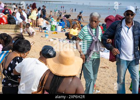 Southend, Regno Unito. 3 agosto 2024. A seguito degli attacchi della banda machete sulla spiaggia, la polizia dell'Essex ha emesso un ordine di dispersione a Southend questo fine settimana per reprimere la sicurezza. La polizia era di stanza alla stazione ferroviaria per interrogare e, se necessario, perquisire gli escursionisti che arrivavano da Londra. Hanno anche fermato e interrogato i giovani lungo il lungomare. Southend è una destinazione popolare per il fine settimana per i migranti africani di 1a generazione. Crediti: Lab Ky Mo/Alamy Live News Foto Stock