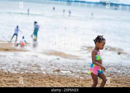 Southend, Regno Unito. 3 agosto 2024. A seguito degli attacchi della banda machete sulla spiaggia, la polizia dell'Essex ha emesso un ordine di dispersione a Southend questo fine settimana per reprimere la sicurezza. La polizia era di stanza alla stazione ferroviaria per interrogare e, se necessario, perquisire gli escursionisti che arrivavano da Londra. Hanno anche fermato e interrogato i giovani lungo il lungomare. Southend è una destinazione popolare per il fine settimana per i migranti africani di 1a generazione. Crediti: Lab Ky Mo/Alamy Live News Foto Stock