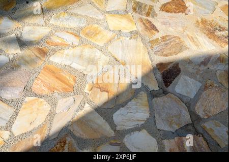 Interni spaziosi con luce naturale e pareti in pietra beige Foto Stock