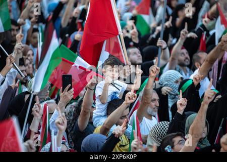 Istanbul, Turchia. 3 agosto 2024. Un bambino ondeggia la bandiera turca e la bandiera palestinese durante la manifestazione. I manifestanti pro-palestinesi si sono riuniti in piazza Hagia Sophia di Istanbul per condannare l'assassinio del leader di Hamas Ismail Haniyeh. Migliaia di persone hanno partecipato all'evento "ultima chiamata dal martire Haniyeh”, organizzato dalla piattaforma di sostegno palestinese. Credito: SOPA Images Limited/Alamy Live News Foto Stock