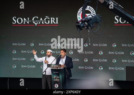 Istanbul, Turchia. 3 agosto 2024. Talal Nassar, uno dei leader del movimento Hamas, fa discorsi durante la manifestazione. I manifestanti pro-palestinesi si sono riuniti in piazza Hagia Sophia di Istanbul per condannare l'assassinio del leader di Hamas Ismail Haniyeh. Migliaia di persone hanno partecipato all'evento "ultima chiamata dal martire Haniyeh”, organizzato dalla piattaforma di sostegno palestinese. Credito: SOPA Images Limited/Alamy Live News Foto Stock