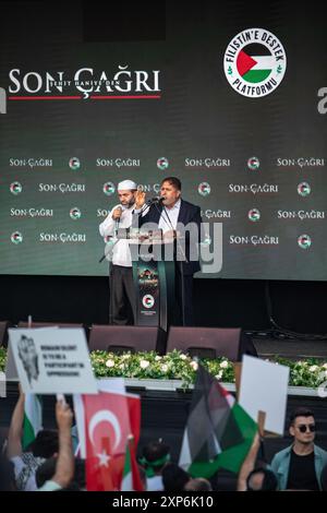 Istanbul, Turchia. 3 agosto 2024. Talal Nassar, uno dei leader del movimento Hamas, fa discorsi durante la manifestazione. I manifestanti pro-palestinesi si sono riuniti in piazza Hagia Sophia di Istanbul per condannare l'assassinio del leader di Hamas Ismail Haniyeh. Migliaia di persone hanno partecipato all'evento "ultima chiamata dal martire Haniyeh”, organizzato dalla piattaforma di sostegno palestinese. Credito: SOPA Images Limited/Alamy Live News Foto Stock