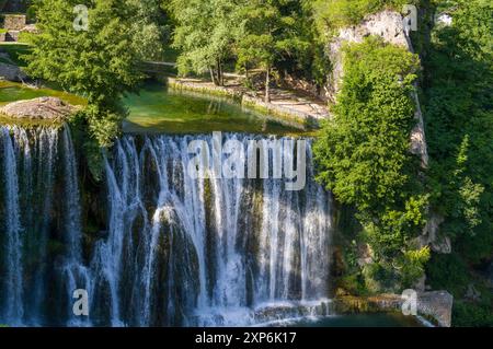 La famosa cascata Jajce in Bosnia come una lunga esposizione con acqua vellutata. Foto Stock