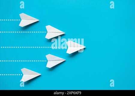 White paper Airplane Leading the resto del white paper Airplanes with Customized space for Ideas or text. Concetto di leadership. Foto Stock