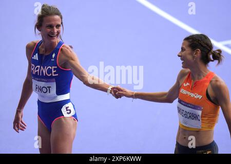 Parigi, Francia. 4 agosto 2024. Irene Sanchez-Escribano (R) della Spagna reagisce con Alice Finot francese gareggiando durante i 3000 m di steeplechase femminile del primo turno di atletica leggera ai Giochi Olimpici di Parigi 2024 a Parigi, Francia, 4 agosto 2024. Crediti: Sun Fei/Xinhua/Alamy Live News Foto Stock