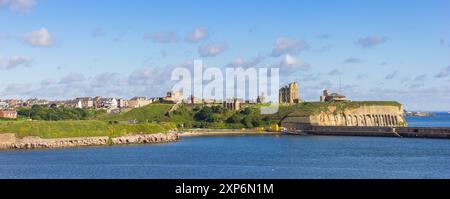 Panorama del Priorato e Castello di Tynemouth a Newcastle upon Tyne, Inghilterra Foto Stock