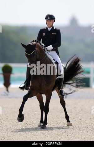 Versailles, Francia. 4 agosto 2024. Olympia, Parigi 2024, sport equestre, dressage, individuale, infine, Frederic Wandres della Germania cavalca il Bluetooth Old. Crediti: Rolf Vennenbernd/dpa/Alamy Live News Foto Stock