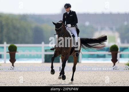 Versailles, Francia. 4 agosto 2024. Olympia, Parigi 2024, sport equestre, dressage, individuale, infine, Frederic Wandres della Germania cavalca il Bluetooth Old. Crediti: Rolf Vennenbernd/dpa/Alamy Live News Foto Stock