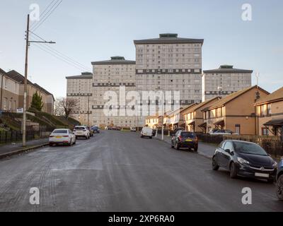 Vista da Bardowie Street verso 231 Westercommon Road, fila di blocchi a 19 piani, Hamiltonhill a Possilpark, North Glasgow. Scozia, 2024. Foto Stock