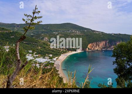 Vista della spiaggia di Lichnos vicino a Parga, Grecia Foto Stock