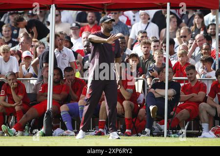 JULICH - (l-r) allenatore del Bayern Monaco Vincent Kompany, capo sportivo del Bayern Monaco Max Eberl durante l'amichevole tra 1.FC Duren e FC Bayern Monaco allo stadio Karl-Knipprath il 28 luglio 2024 a Julich, Germania. ANP | Hollandse Hoogte | BART STOUTJESDIJK Foto Stock